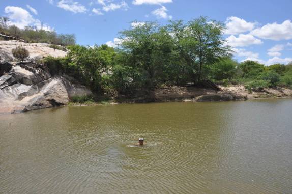 Nadando no rio Soledade, em Cabaceiras - PB
